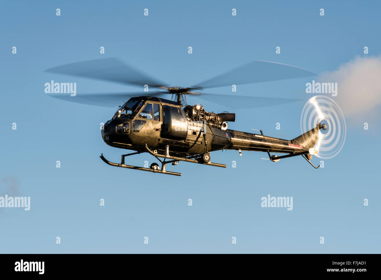 Vintage Westland Scout AH Mk1 Hubschrauber des historischen Flugzeug Flug Trust schwebt über der Schule der Armee fliegen Stockfoto