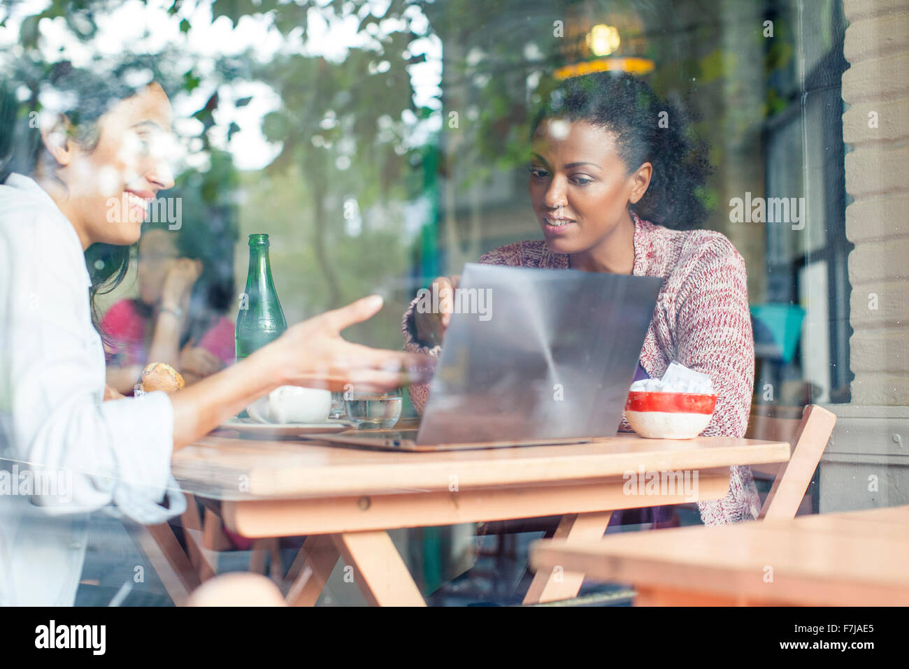 Arbeitskollegen diskutieren in Coffee-shop Stockfoto