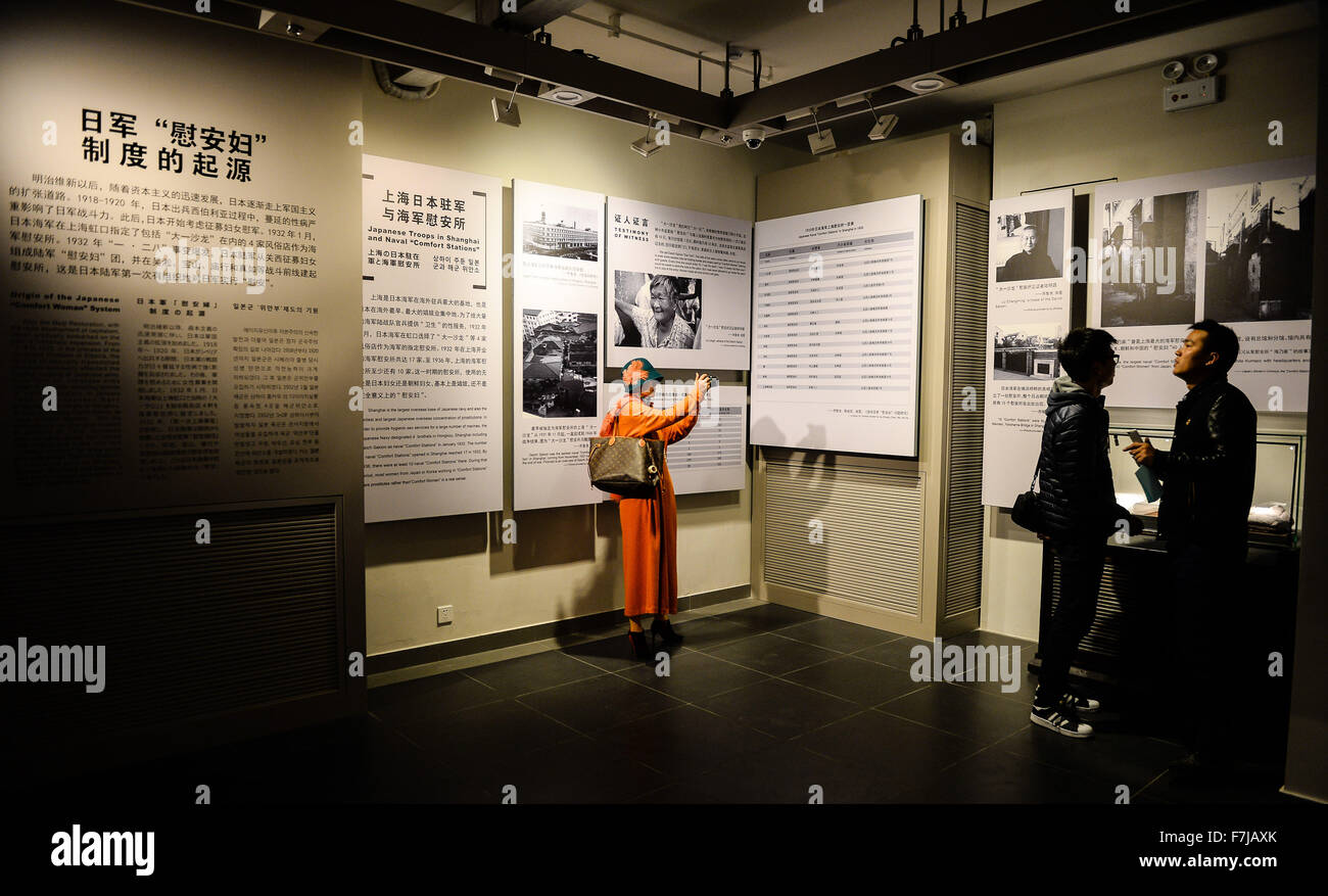 Nanjing, China Jiangsu Provinz. 1. Dezember 2015. Menschen besuchen Sie das Denkmal für "Trostfrauen" in Nanjing, der ostchinesischen Provinz Jiangsu, 1. Dezember 2015. Ein Denkmal für "Trostfrauen" während des zweiten Weltkriegs für die Öffentlichkeit geöffnet in Nanjing am Dienstag. Es ist das erste Denkmal in Chinas Festland widmet sich die Gruppe und wurde von den Opfern als militärische Bordell führen Sie durch die eindringenden Japaner vor mehr als 70 Jahren identifiziert. Bildnachweis: Li Xiang/Xinhua/Alamy Live-Nachrichten Stockfoto