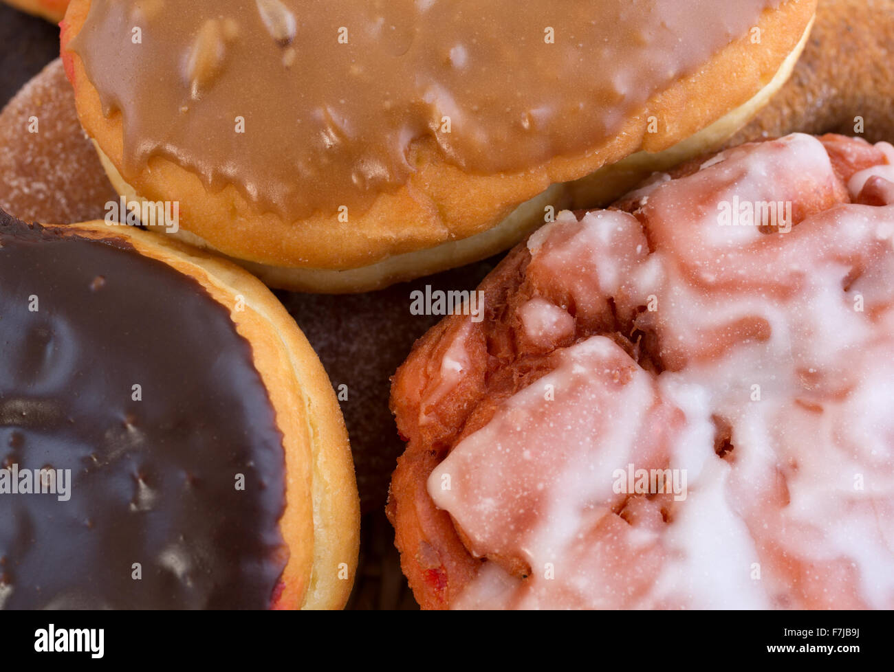 Nahaufnahme von sortierten Donuts und Eistee Kirsche Krapfen mit natürlichem Licht beleuchtet. Stockfoto