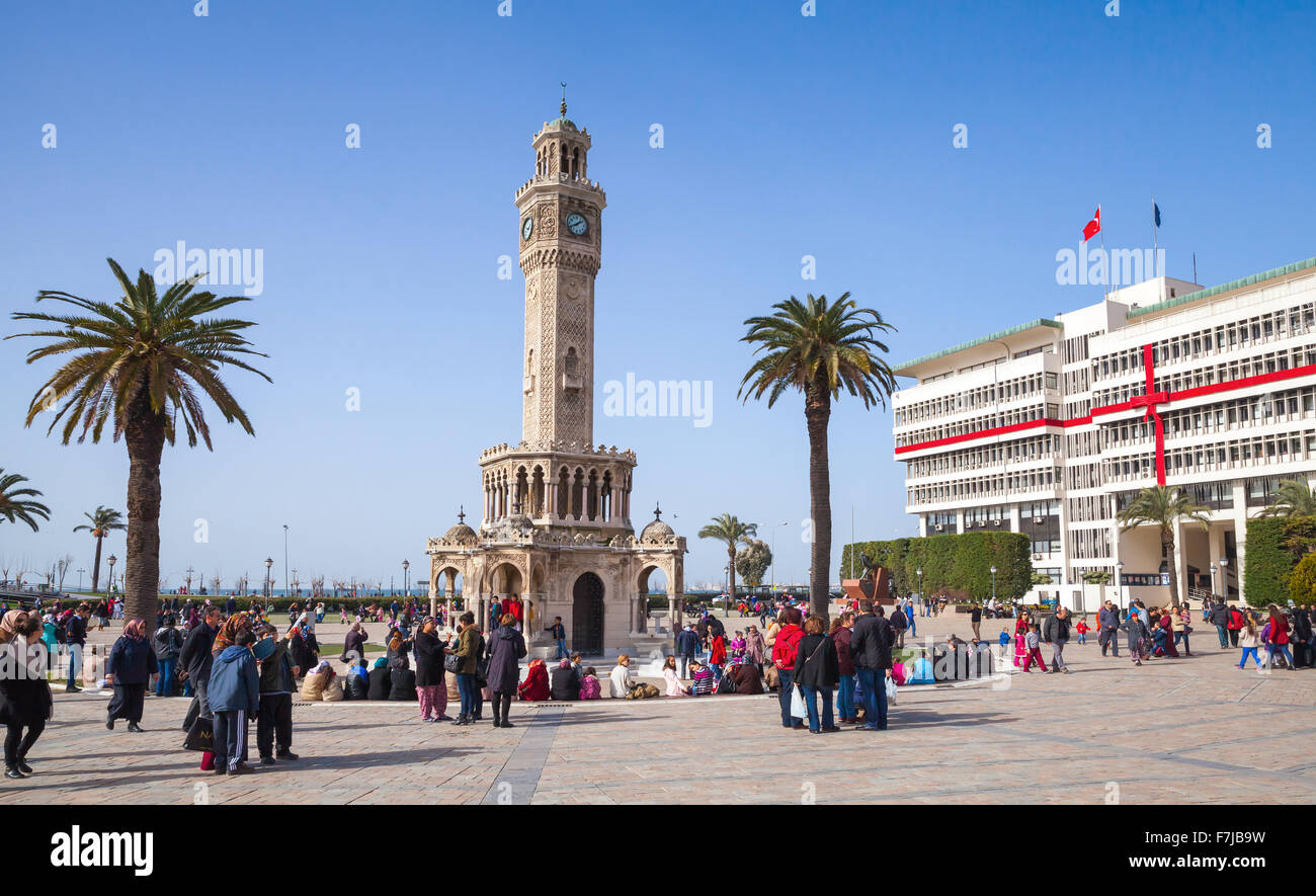 Izmir, Türkei – 5. Februar 2015: Konak Square, gewöhnliche Menschen spazieren und entspannen Sie in der Nähe von historischen Uhrturm, Symbol der Stadt Izmir Stockfoto