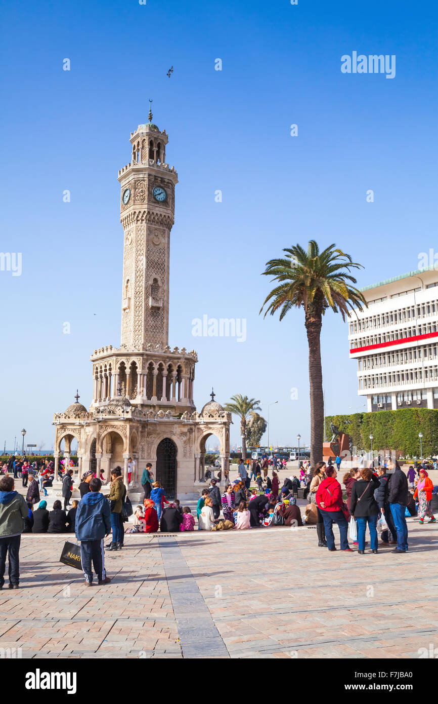 Izmir, Türkei – 5. Februar 2015: Konak Square, gewöhnliche Menschen spazieren und entspannen Sie in der Nähe der historischen Uhrturm, Symbol von Izmir Stockfoto