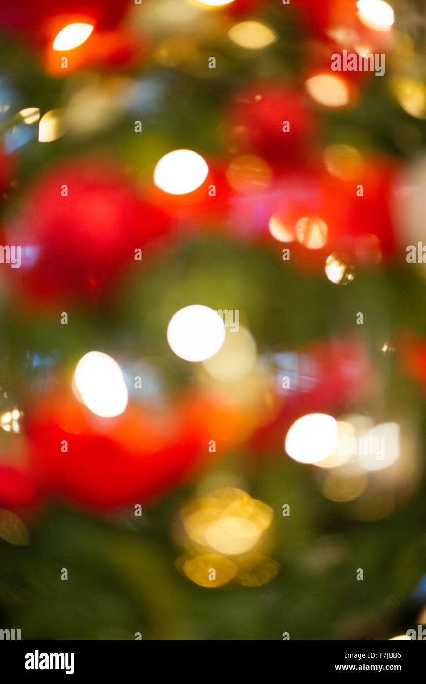 Weihnachtsbaum mit Dekorationen, verschwommen, unscharf Stockfoto