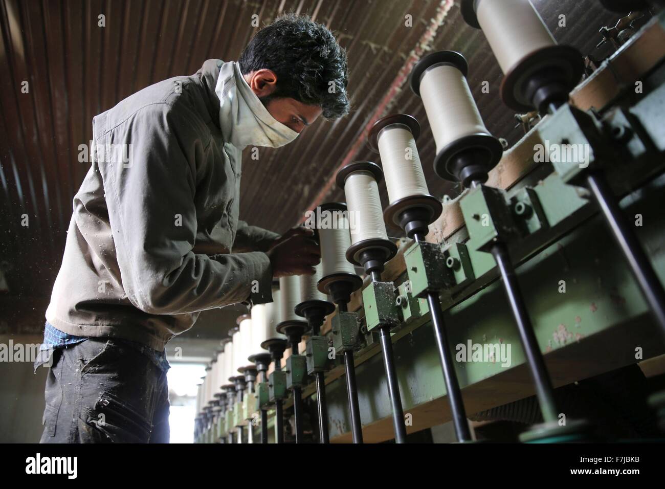 Srinagar, Kaschmir Indien kontrollierten. 1. Dezember 2015. Ein Kaschmir-Mann arbeitet in eine Seidenfabrik am Stadtrand von Srinagar, Sommer in der Hauptstadt von Indien kontrollierten Kaschmir, 1. Dezember 2015. Trotz der jüngsten Versuche, Indien kontrollierten Kaschmir Seide Produktion wieder zu beleben stirbt die Jahrhunderte alte Industrie langsam. Behörden haben in den letzten Jahren eine Reihe von Schritten zur Wiederbelebung der Industrie hier durch die Seide Zentralvorstand gewährleisten technische und finanzielle Unterstützung für die maroden Seidenindustrie eingeleitet. © Javed Dar/Xinhua/Alamy Live-Nachrichten Stockfoto