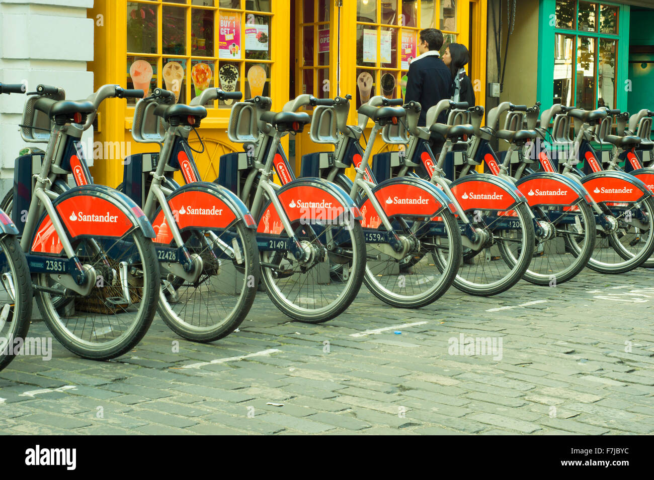 Eine perfekte Reihe von Transport für London-Fahrradverleih im Zentrum von London, direkt an der Cambridge Circus gesehen.  September 2015. Stockfoto