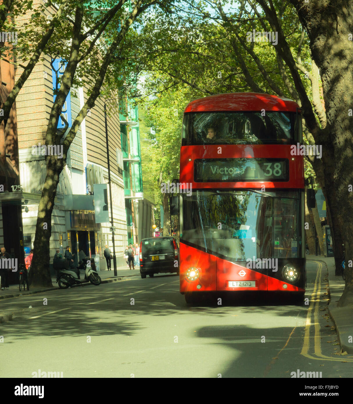 Die Zahl 38 moderne Routemaster Bus (Boris Bus) nähert sich Holborn, Central London UK. Stockfoto