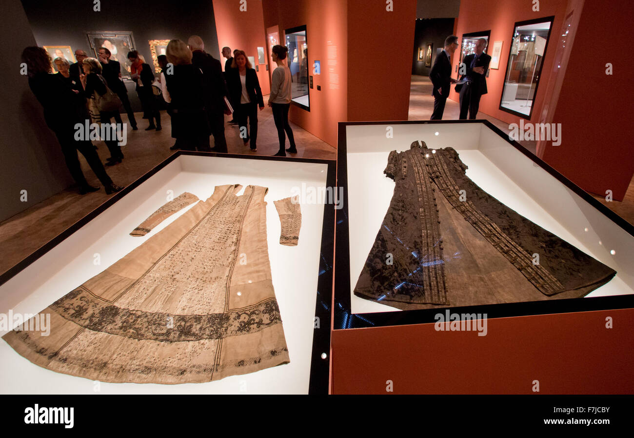 Nürnberg, Deutschland. 1. Dezember 2015. Ein Unterrock mit Ärmeln (L) und ein Gewand, ein weiten Rock (Ende des 16. Jahrhunderts) sind in der Ausstellung "im Modus. Kleider Und Bilder aus Renaissance Und Fruehbarock "(lit.) En Vogue. Kleidung und Bilder von der Renaissance zum frühen Barock) an das Germanische Nationalmuseum in Nürnberg, 1. Dezember 2015. Die Sonderausstellung, die voraussichtlich bis zum 6. März 2016 laufen verfügen über eine restaurierte Sammlung von original Modeartikel von 1530 bis 1650. Foto: DANIEL KARMANN/Dpa/Alamy Live News Stockfoto