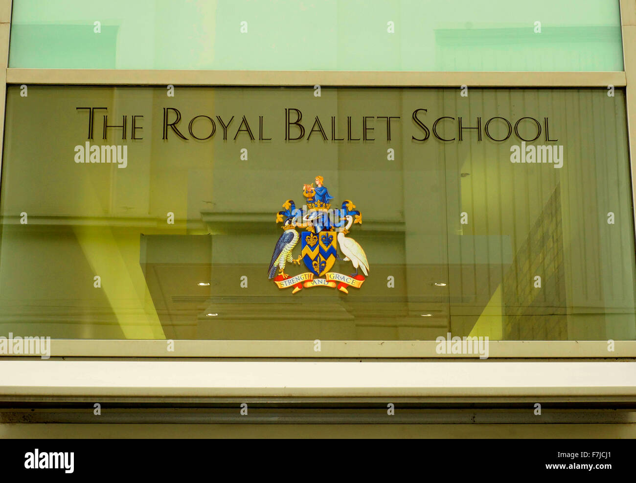 Nahaufnahme der über dem Eingang zum Royal Ballet School Covent Garden UK zeigt Wappen. Stockfoto