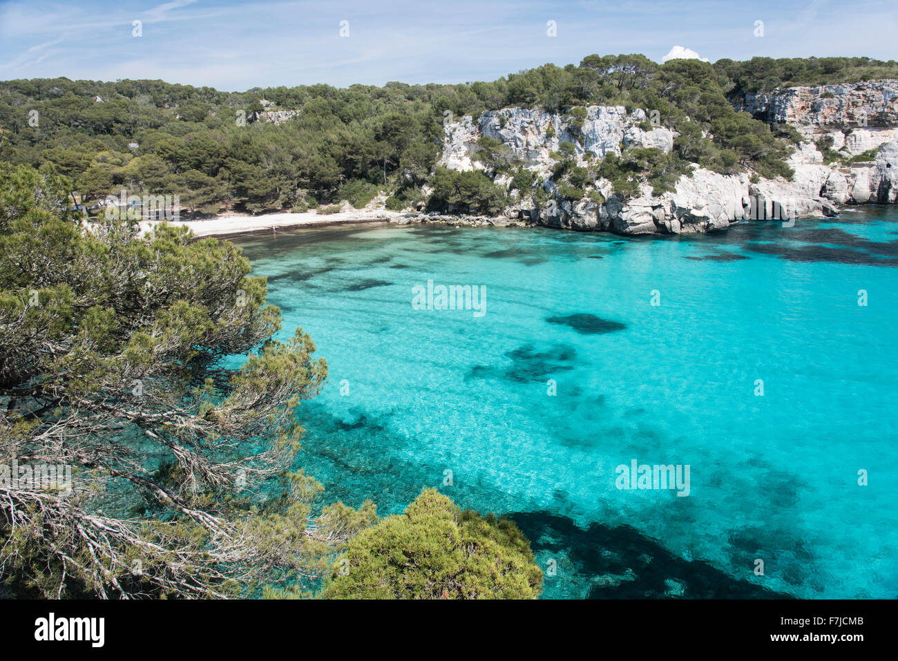 Eine kurzen Spaziergang westlich von Cala Galdana bringt Sie zu der wunderschönen Bucht bei Cala Macarella mit ihrem Sandstrand und die Bucht in Süd-West Stockfoto