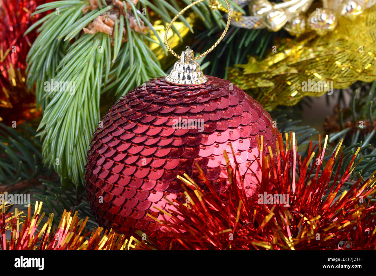 Weihnachtskugeln am Weihnachtsbaum. Silvester-Einladungskarte Stockfoto