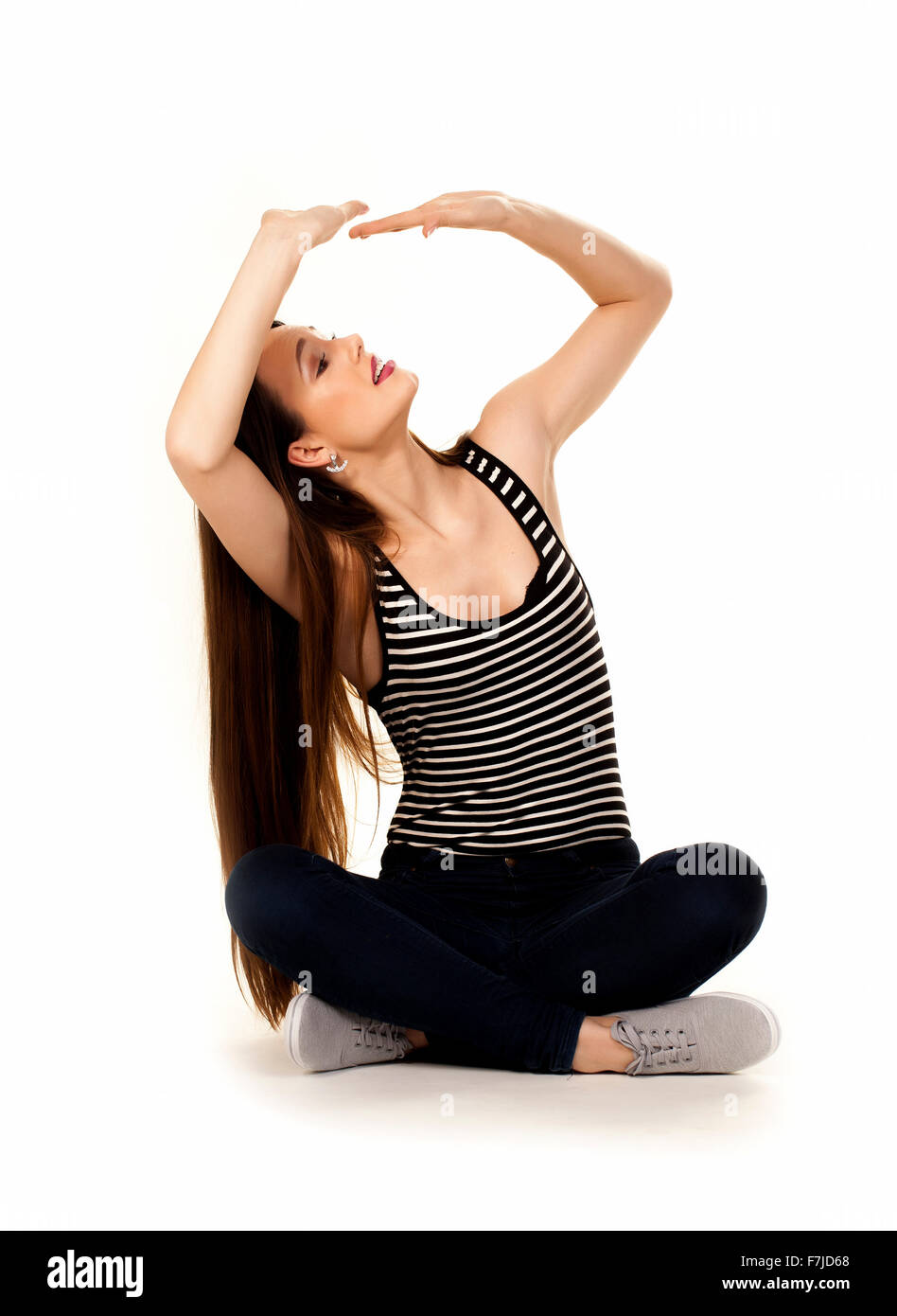 Lässige junge Frau auf einem weißen Hintergrund. Stockfoto