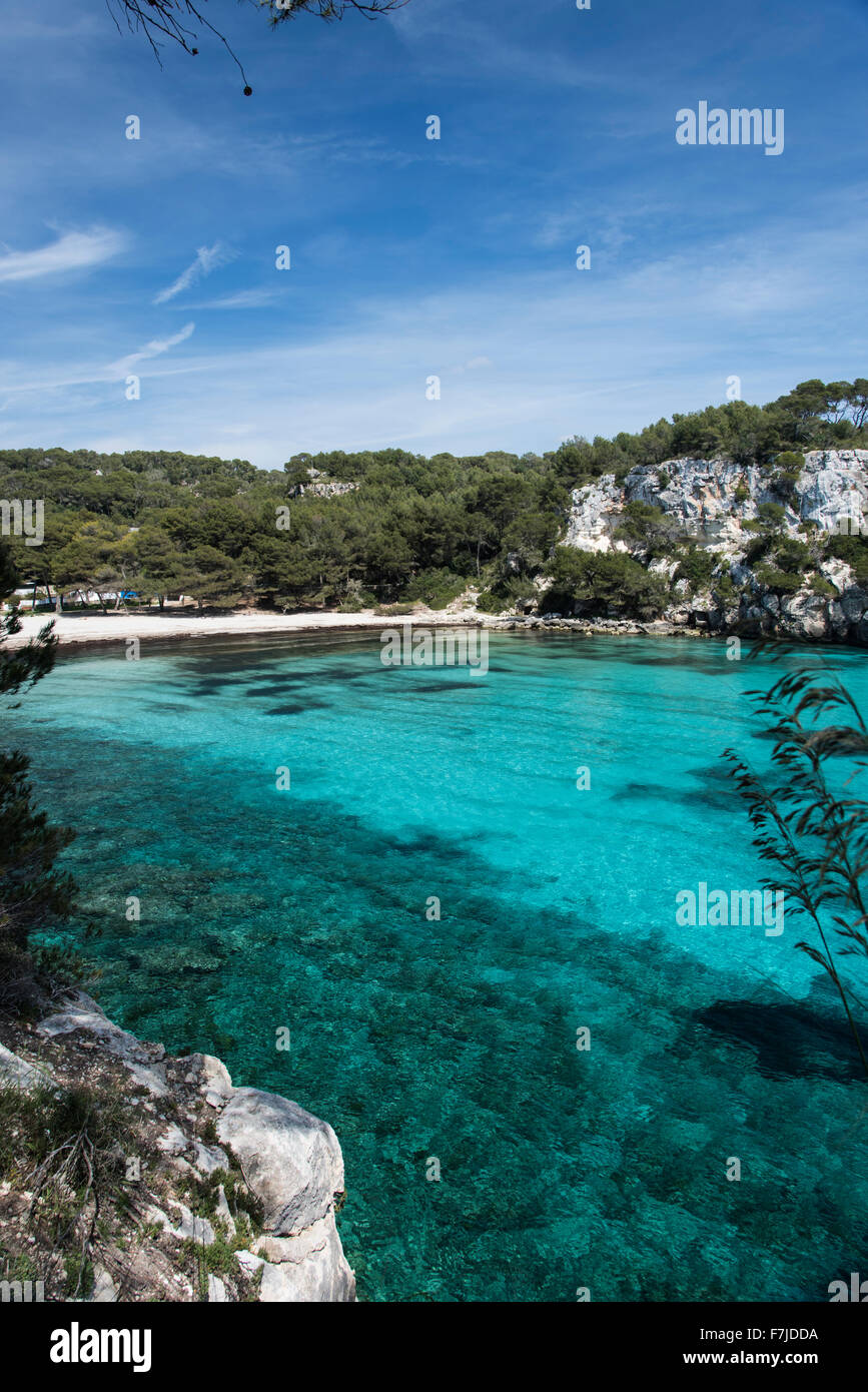 Eine kurzen Spaziergang westlich von Cala Galdana bringt Sie zu der wunderschönen Bucht bei Cala Macarella mit ihrem Sandstrand und die Bucht in Süd-West Stockfoto