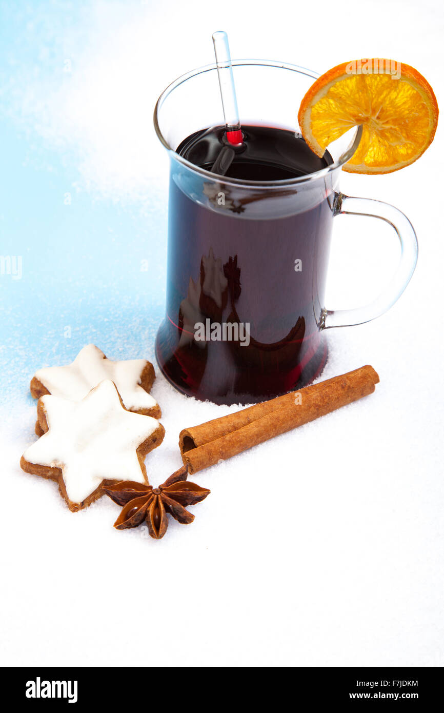 Bildenden serviert Glühwein im Schnee Stockfoto