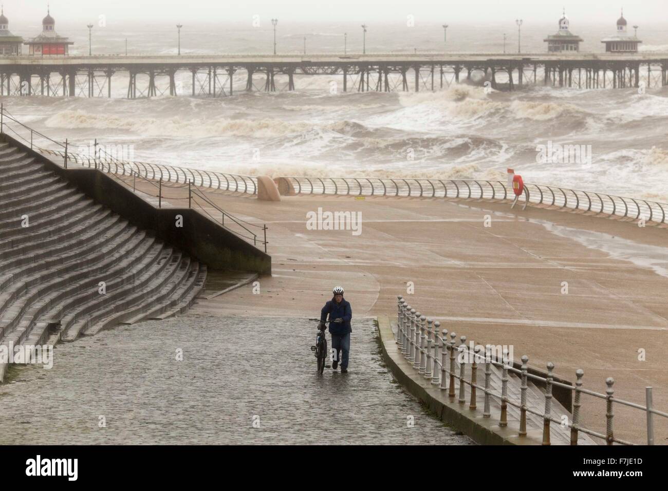 30.11.15. BLACKPOOL, England.   Starker Regen und starkem Wind traf Blackpool heute (Montag, 30. November 2015) Stockfoto