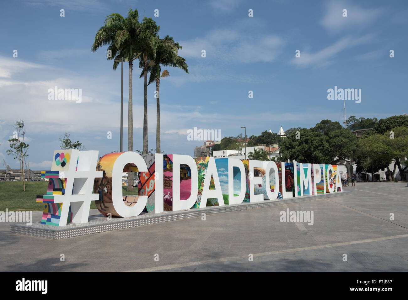 Blick auf Praça Mauá mit dem #CIDADEOLIMPICA Zeichen Prominente vor Palmen. Rio De Janeiro, Brasilien, Olympischen Spiele 2016. Stockfoto