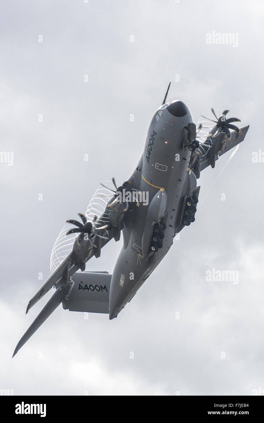 Europas neueste Taktische Transportflugzeuge Flugzeuge der A400M zeigt seine fliegende Fähigkeit bei der RIAT 2015 Stockfoto