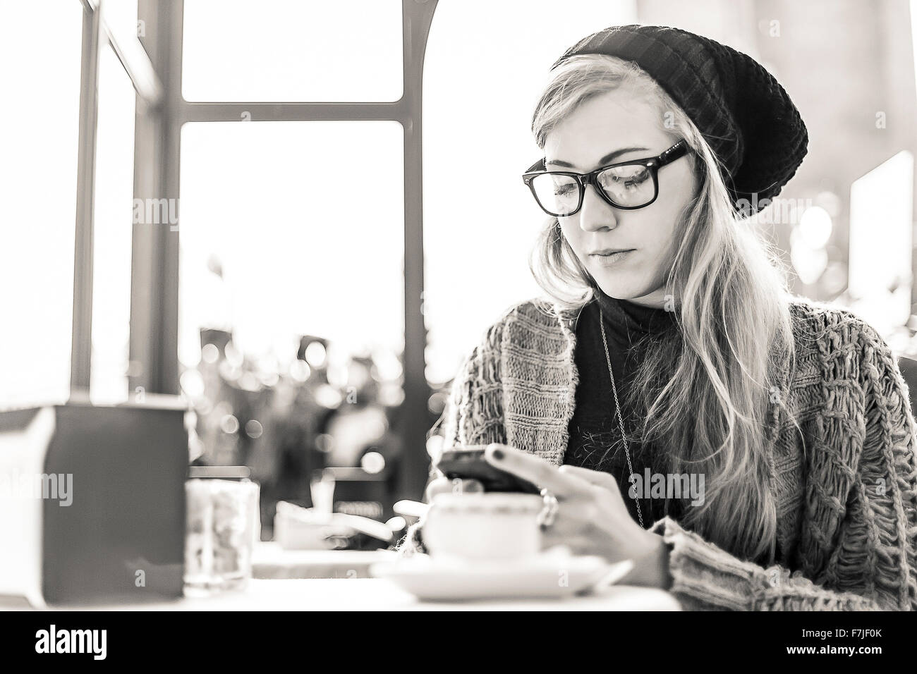 Frau trinkt einen Kaffee während einer Pause Stockfoto