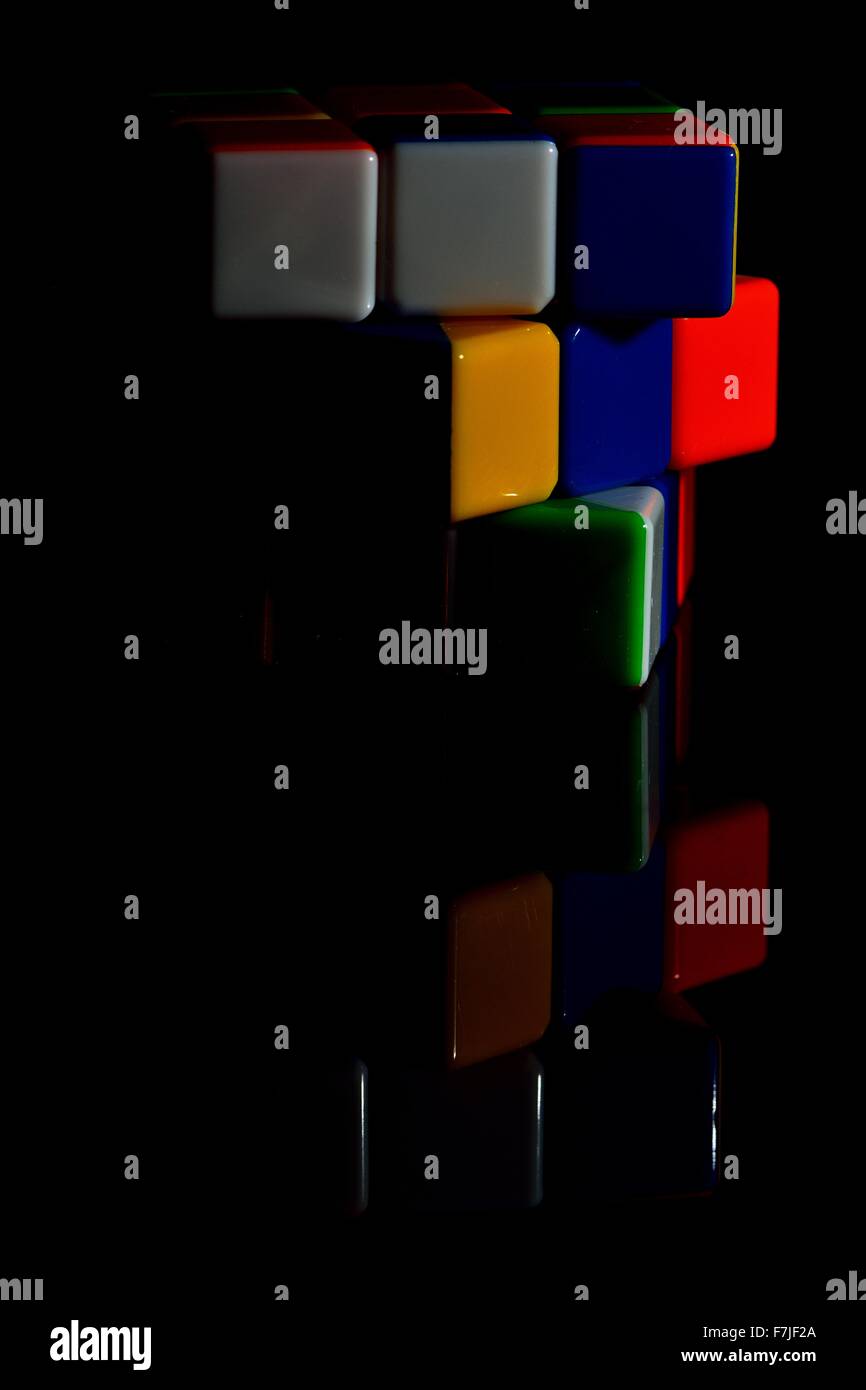 Rubiks Würfel verdreht teilweise gegen Schwarz Stockfoto