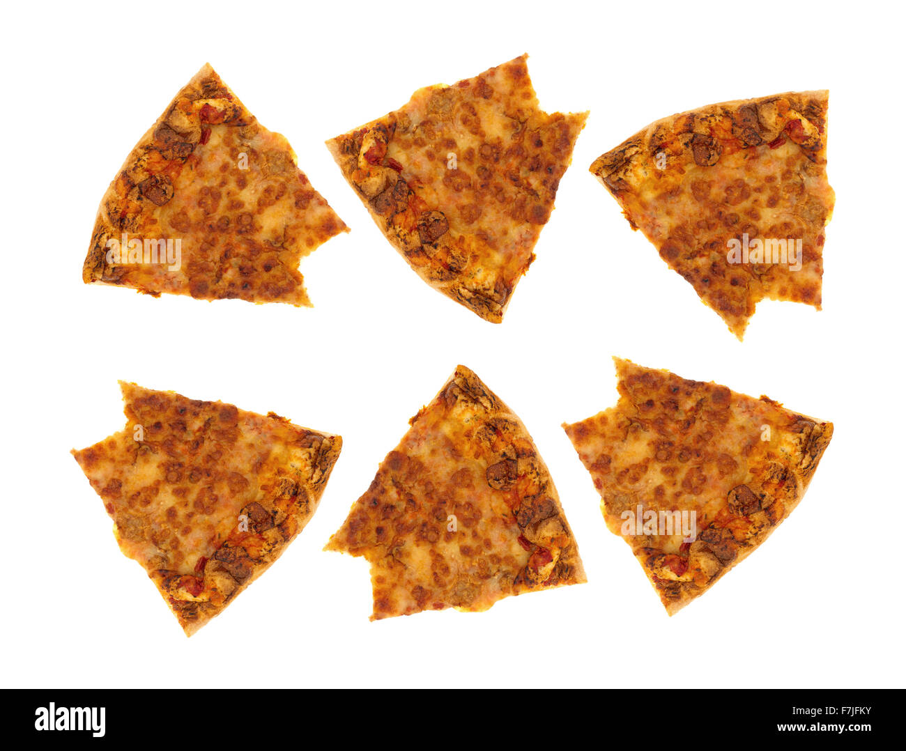 Mehrere Scheiben Tag alt kalt übrig gebliebenen Käse Pizza, die gebissen wurden isoliert auf einem weißen Hintergrund. Stockfoto