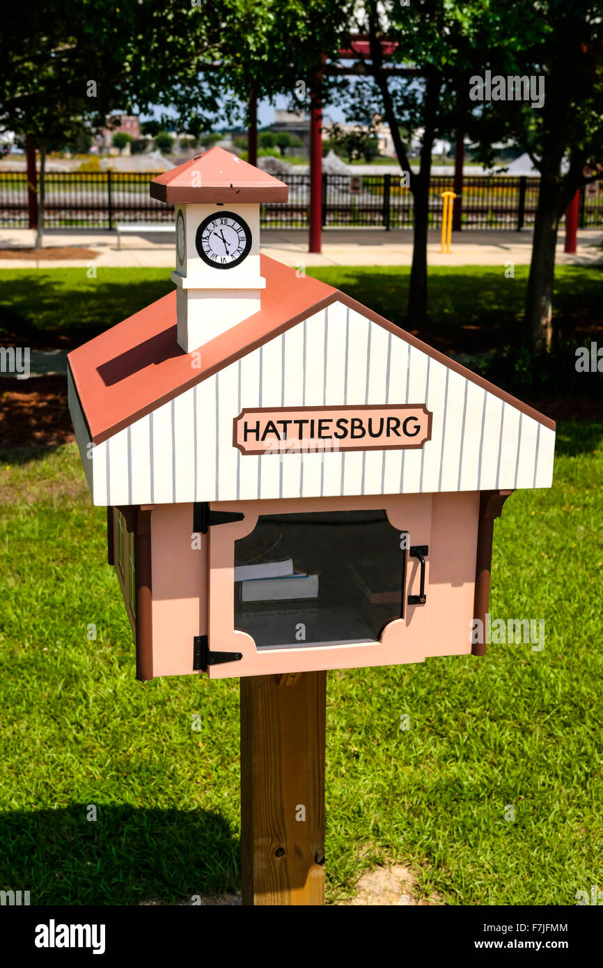 Hattiesburg MS Buch Kreditvergabe Drop-off kastenförmigen wie der ursprüngliche Bahnhof Stockfoto