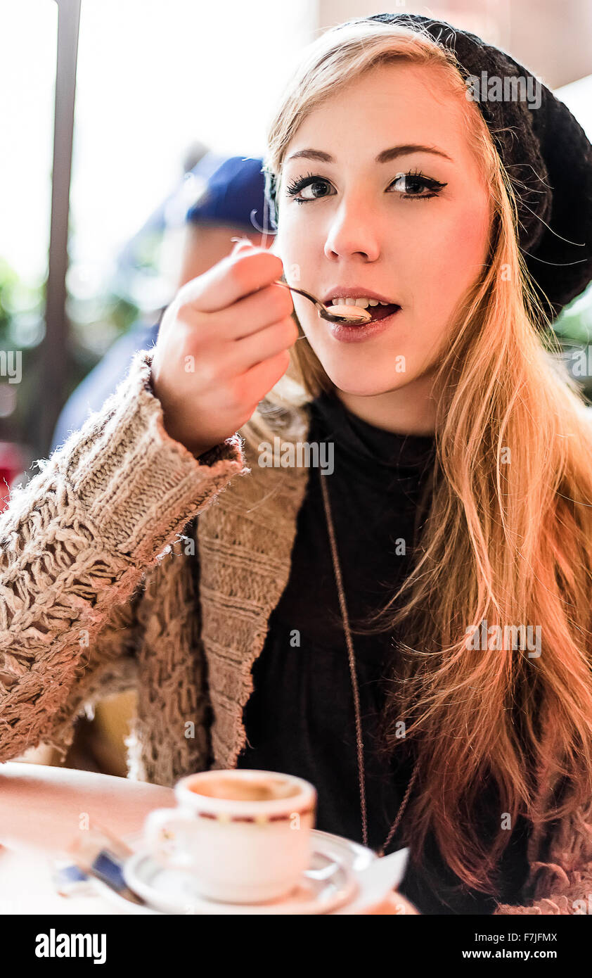 Frau trinkt einen Kaffee während einer Pause Stockfoto