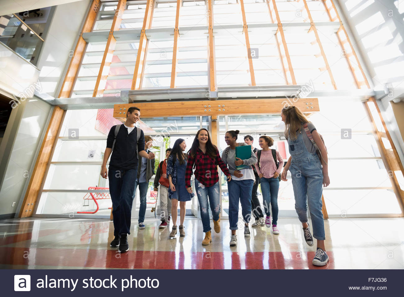 Schülerinnen und Schüler Schule Türen betreten Stockfoto