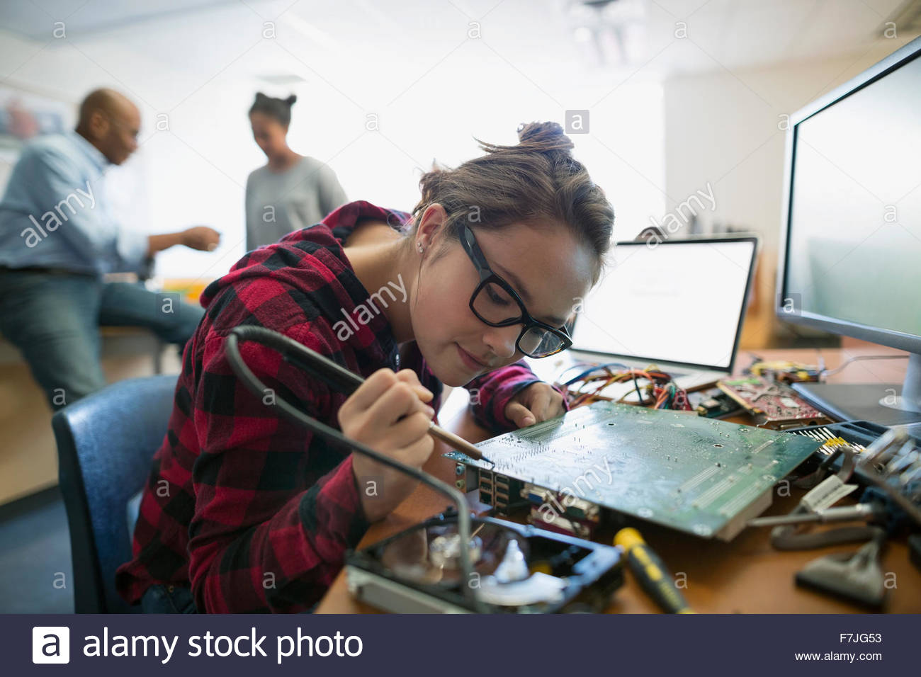 High-School-Schüler, die Montage der Leiterplatte konzentriert Stockfoto