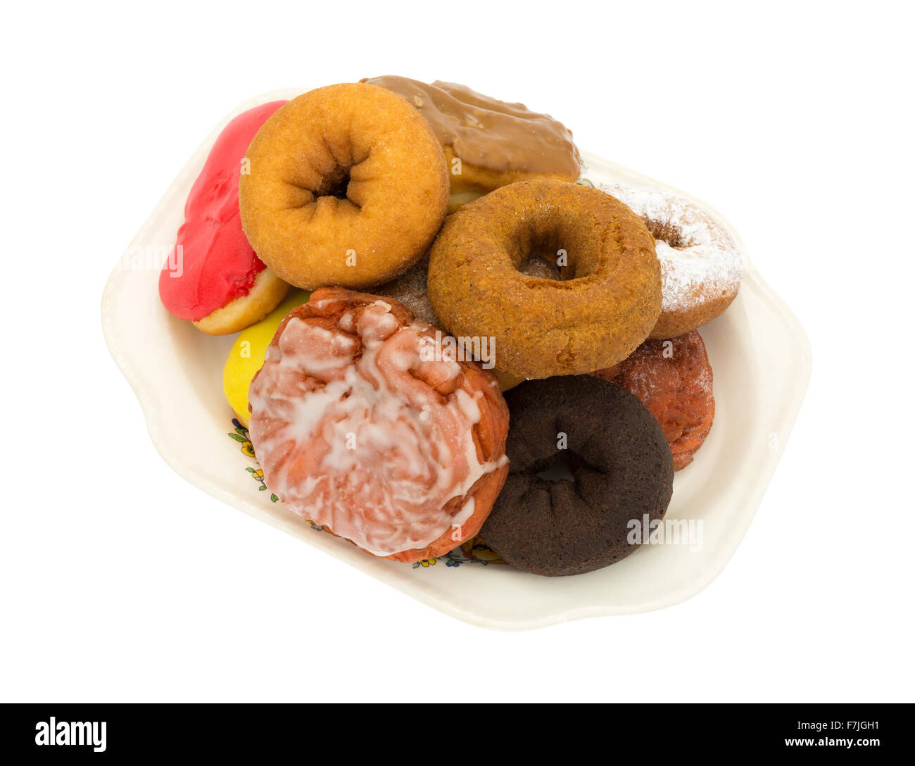 Eine alte Platte mit mehreren Donuts und ein Eistee Kirsche Krapfen isoliert auf einem weißen Hintergrund. Stockfoto