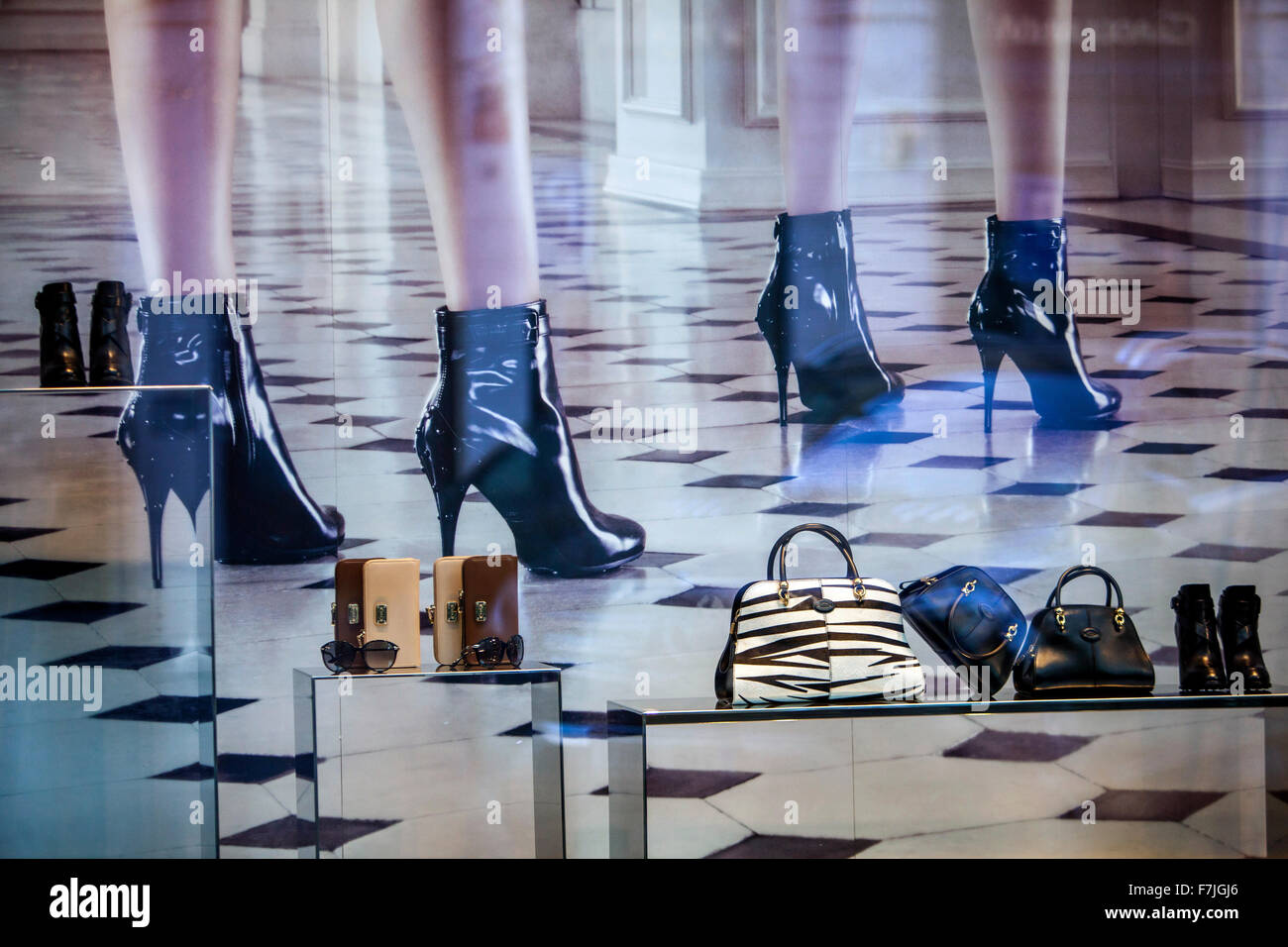Prag Shopping Luxus Parizska Street Prag Shop Display Handtaschen und Schuhe Prag Tschechische Republik Europa Shopping High Heels im Schaufenster Stockfoto