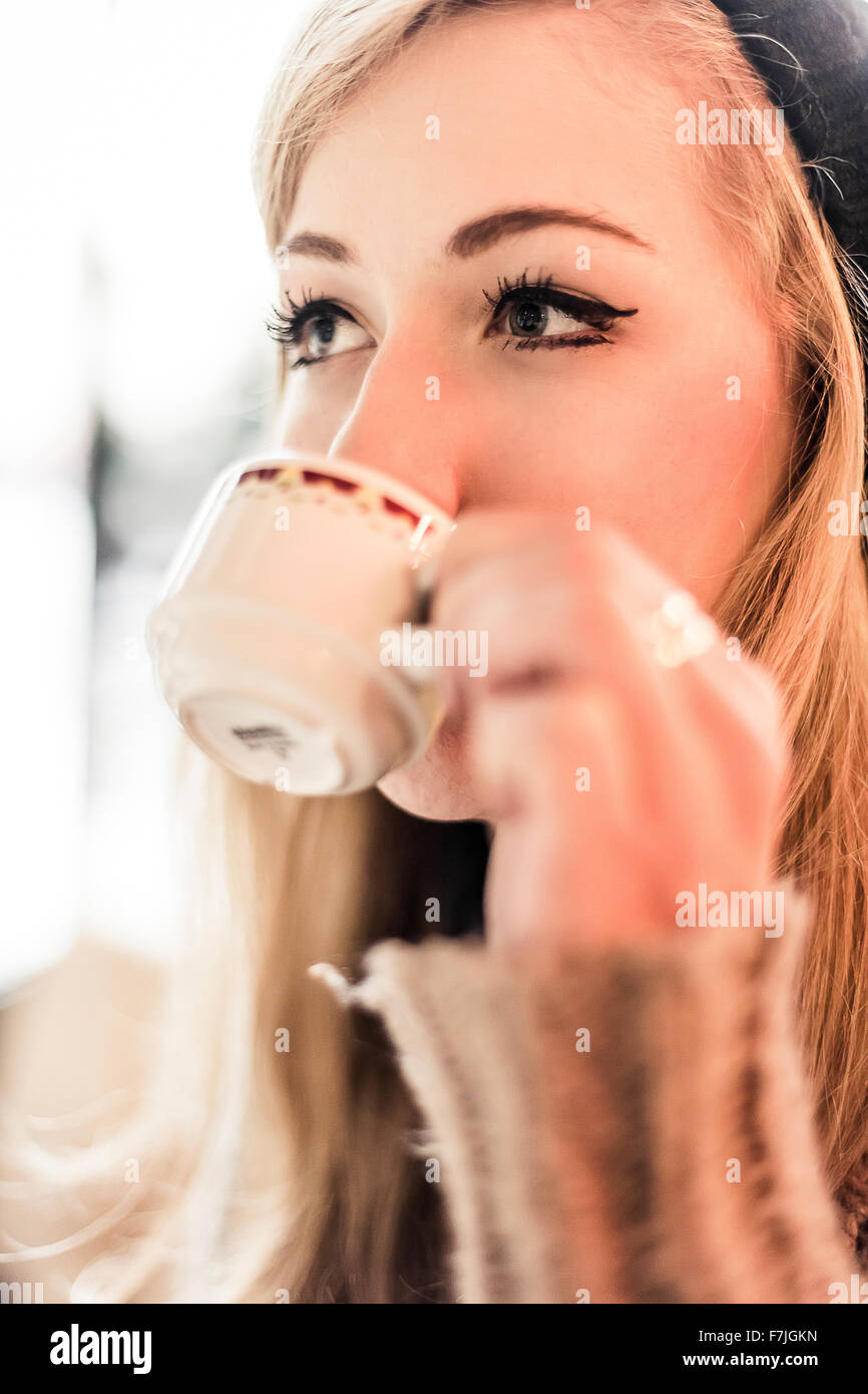 Frau trinkt einen Kaffee während einer Pause Stockfoto