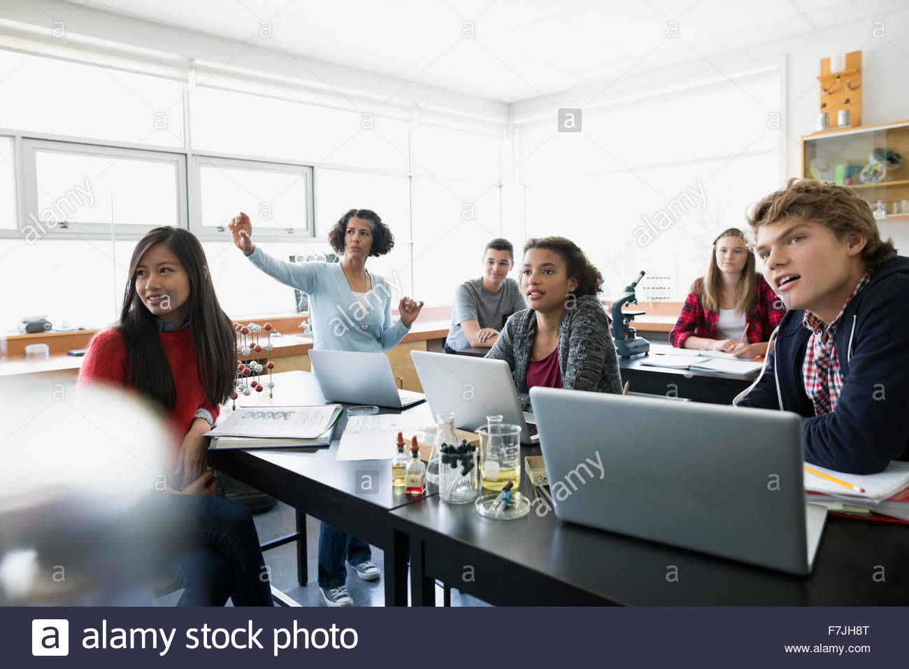 Schülerinnen und Schüler hören Lehrer Wissenschaft Labor Klassenzimmer Stockfoto