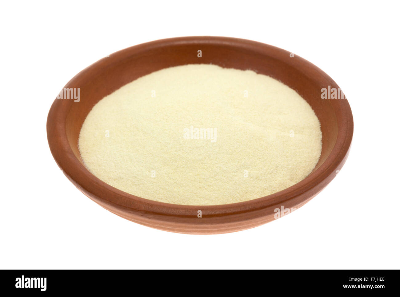 Ein Teil des Gluten freie Xanthan Gum in einer kleinen Schüssel isoliert auf einem weißen Hintergrund. Stockfoto