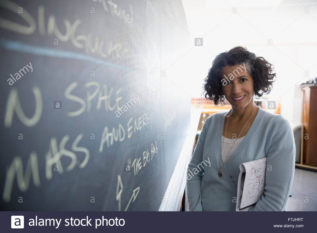 Porträt zuversichtlich Lehrer an der Tafel im Klassenzimmer Stockfoto
