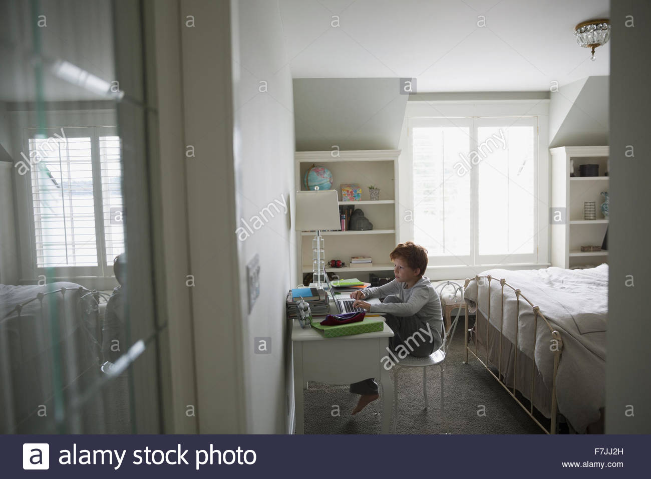 Boy Hausaufgaben am Schreibtisch im Schlafzimmer Stockfoto ... Boy Hausaufgaben am Schreibtisch im Schlafzimmer Stockfoto ...