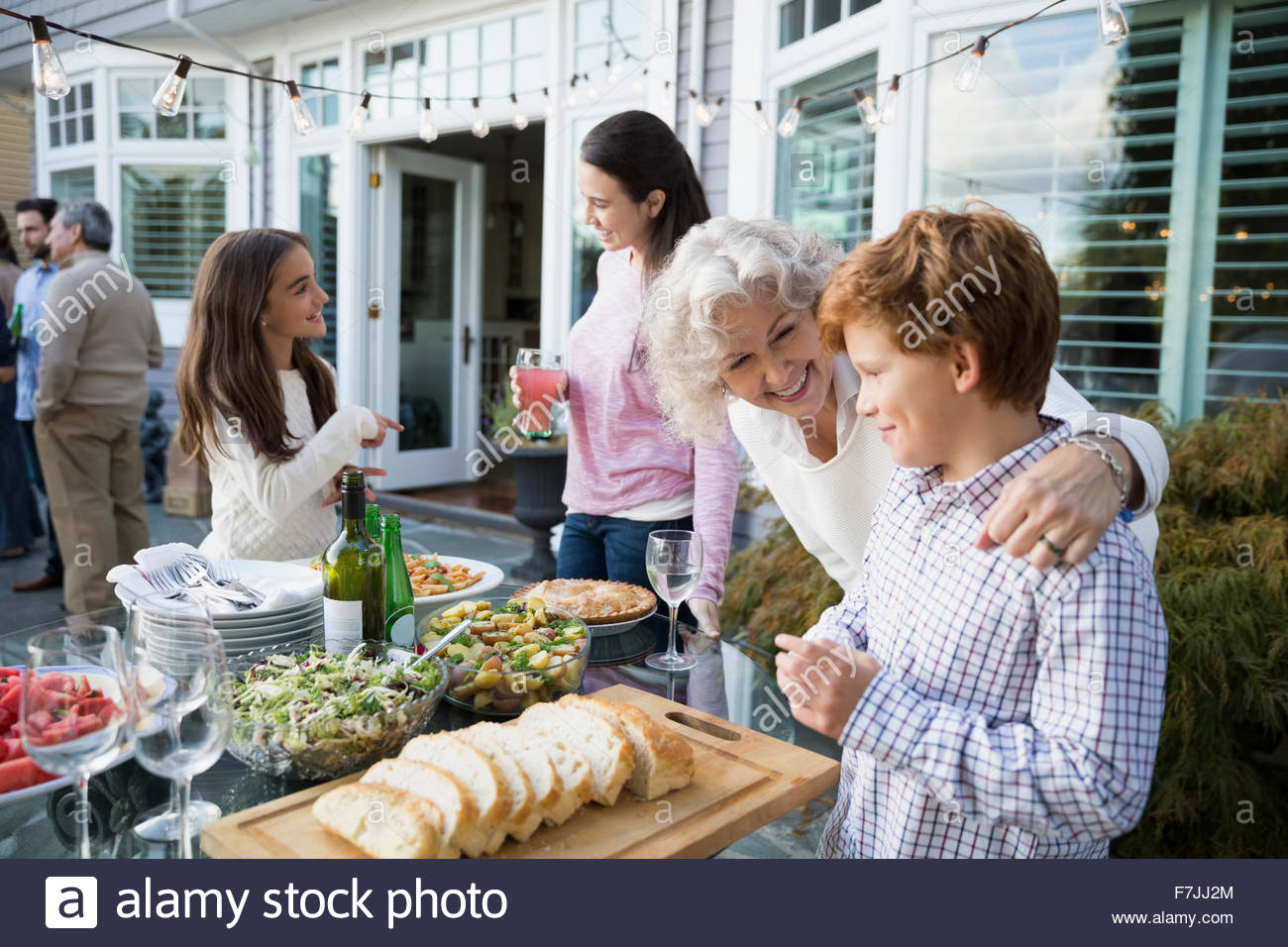 Großmutter und Enkel am Buffet-Tisch auf der Terrasse Stockfoto
