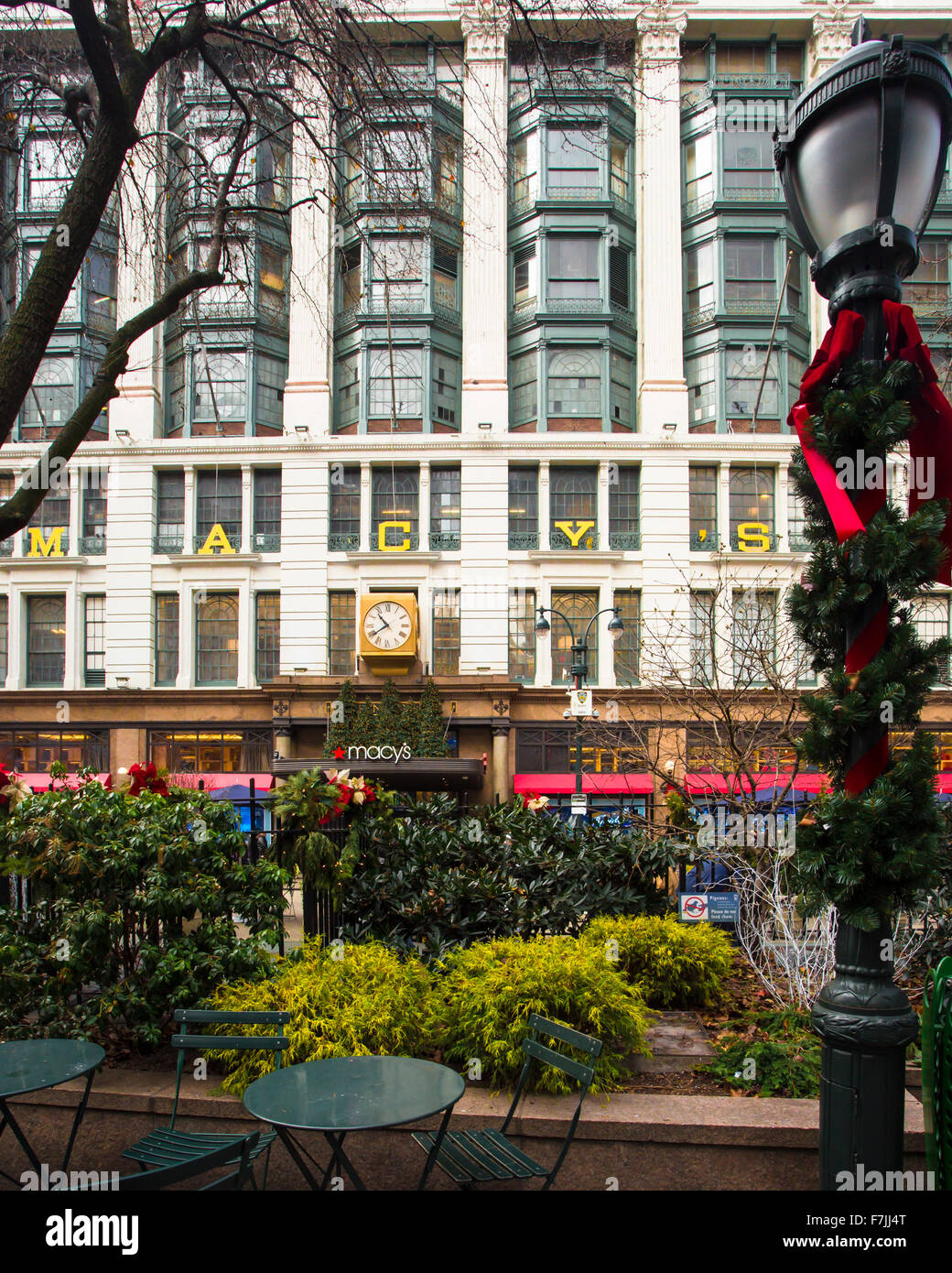 Hier abgebildet ist eine Ansicht von Macy's Herald Square in Midtown Manhattan für Weihnachten dekoriert Stockfoto