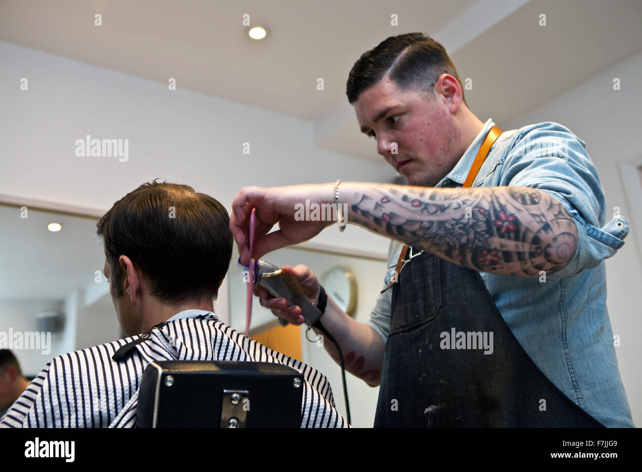 Haben Sie einen Haarschnitt Cut-Throat London Friseur und Salon, Peckham, London Stockfoto