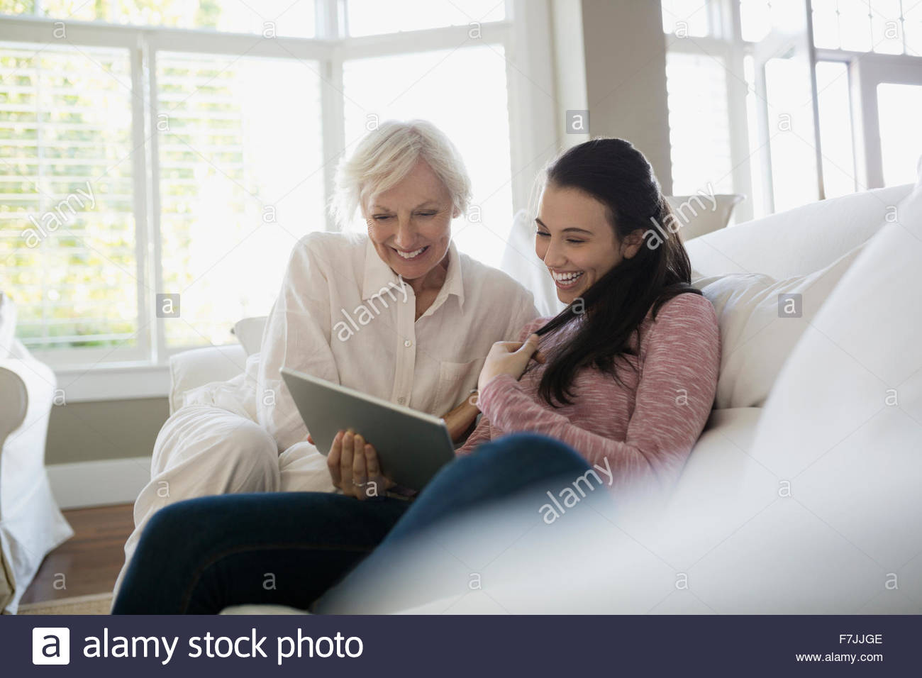 Großmutter und Enkelin mit digital-Tablette-Wohnzimmer Stockfoto