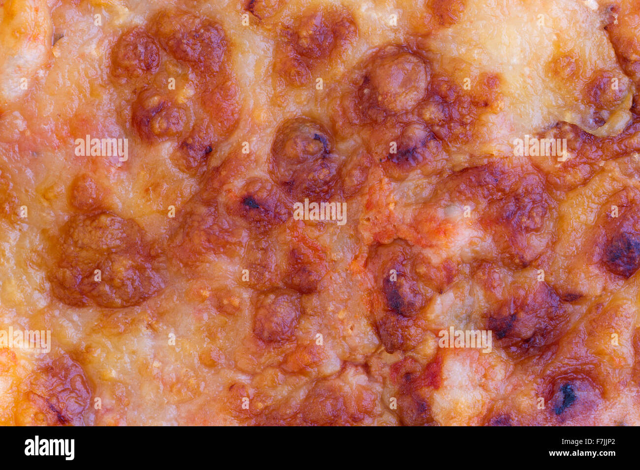 Nahaufnahme von einem kalten Stück übrig gebliebenen Käse Pizza. Stockfoto