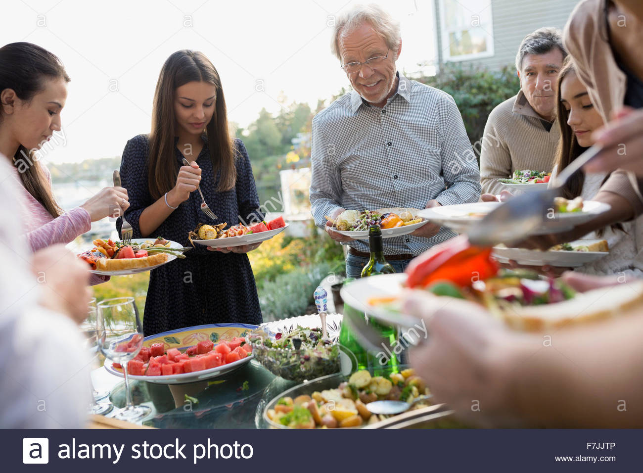 Mehr-Generationen-Familie Speisen am Buffet Terrasse Stockfoto