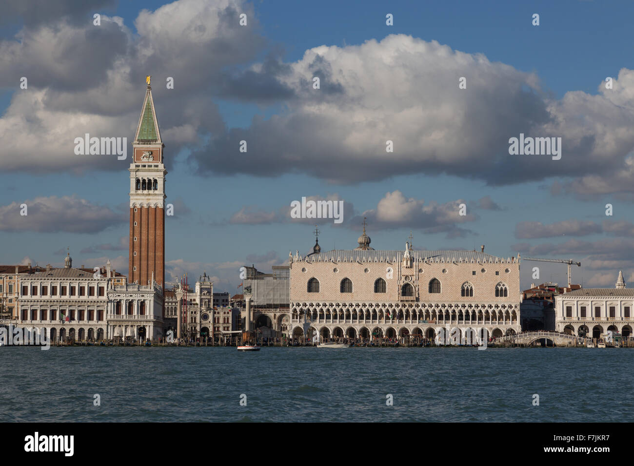 San Marco Platz am Wasser an einem sonnigen Tag, Venedig, Italien Stockfoto