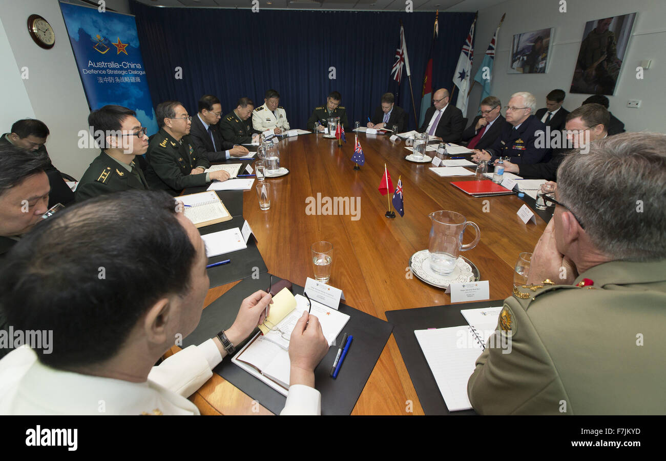 Canberra. 30. November 2015. Foto aufgenommen am 30. November 2015 zeigt Delegierten der Australien-China Verteidigung strategische Dialog in Canberra, Australien. Bildnachweis: Australische Department of Defense/Xinhua/Alamy Live-Nachrichten Stockfoto