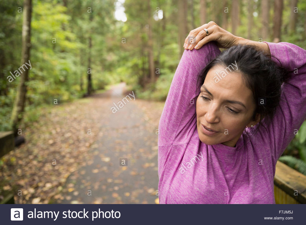 Frau streckte Arme laufen im Wald vorbereiten Stockfoto
