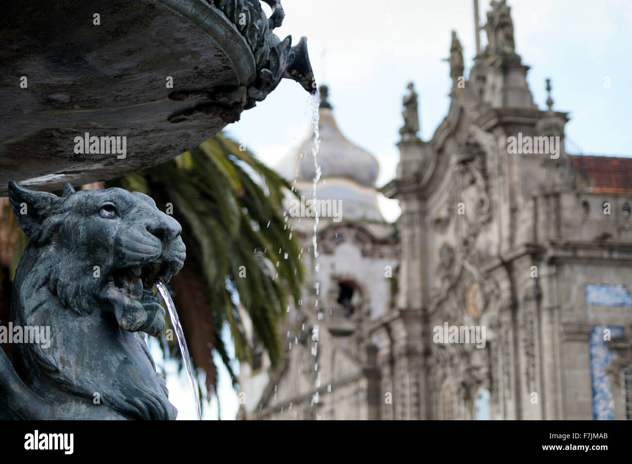 Brunnen mit geflügelten Löwen vor der Carmo Kirche in Porto, Porto, Portugal. Wasser kommt aus dem Rachen des Löwen Stockfoto