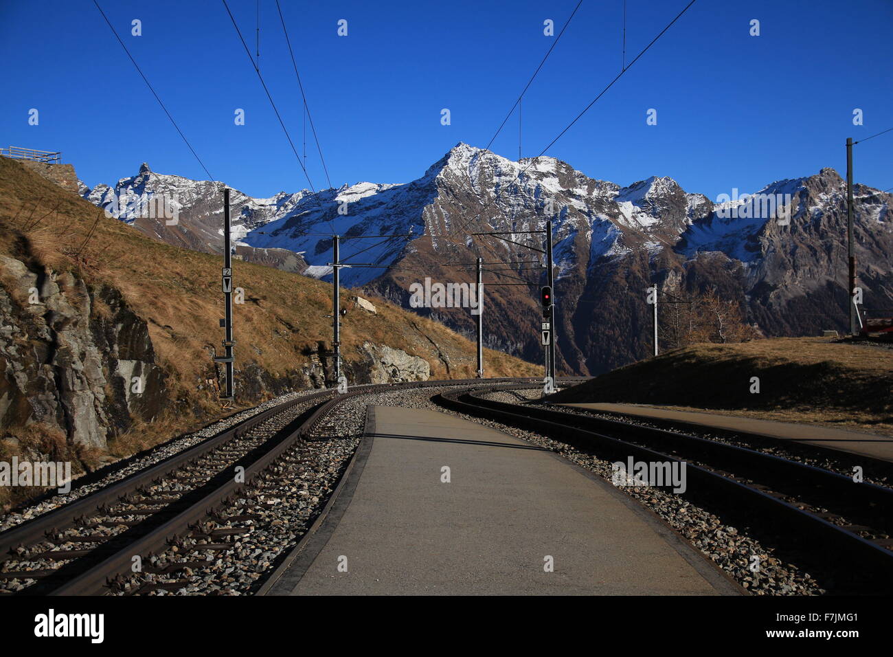 Blick von Alp Grum, gebogenes Gleis der Bernina-Bahn Stockfoto