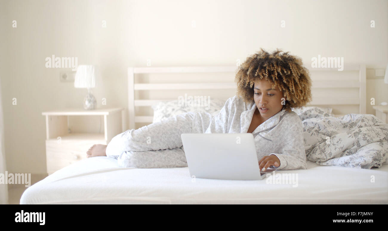 Mädchen Surfen im Internet zu Hause Stockfoto