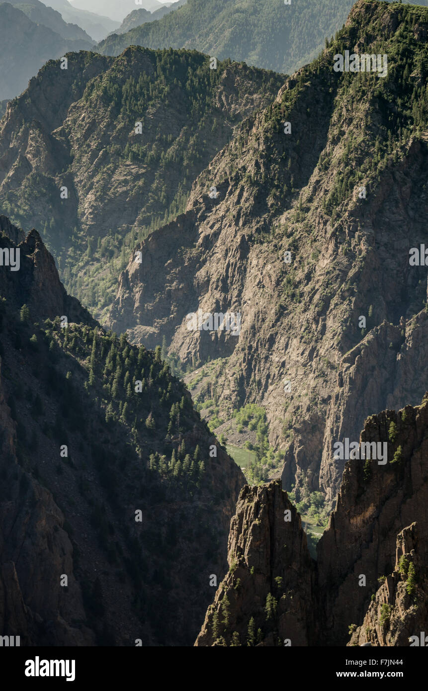 Gunnison River durchschneidet schroffen Klippen bilden Black Canyon des Gunnison Stockfoto
