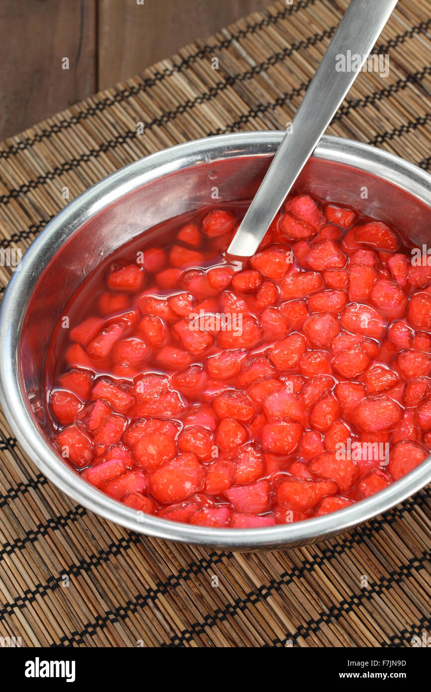 Roter Rubin (Wanne Tim Krob) ist ein traditionelles Dessert in Thailand mit Wasserkastanien in Kokosmilch gemacht. Stockfoto