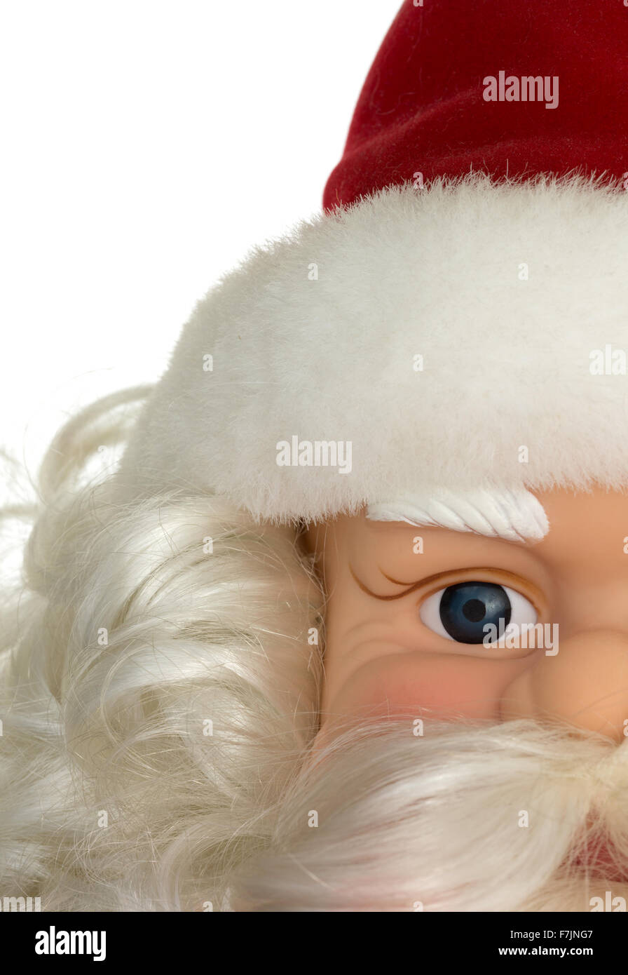 Einen teilweisen Blick auf eine alte Weihnachtsmann Plastikpuppe Gesicht Dekoration mit Hut und Bart. Stockfoto
