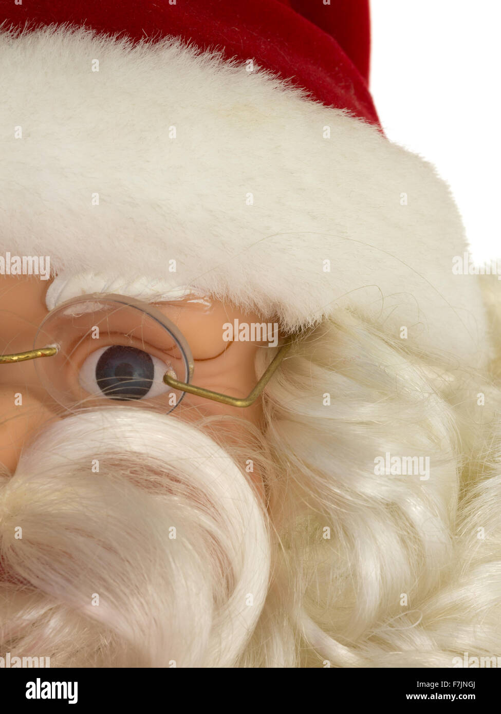 Eine Teilansicht einer alten Weihnachtsmann Plastikpuppe Gesicht Dekoration mit roten Hut, Brille und weißen Bart. Stockfoto